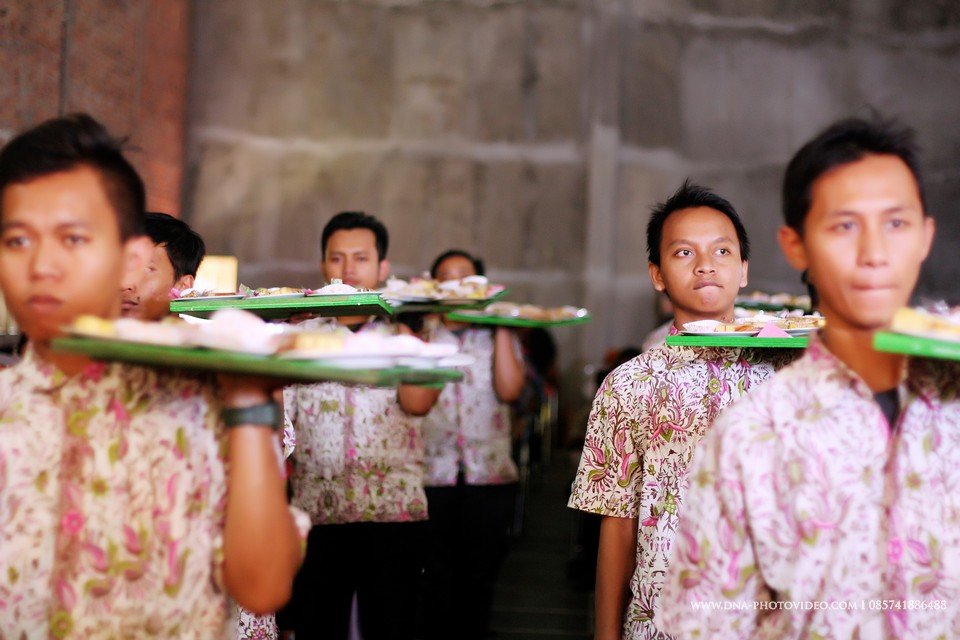 Enaknya Jadi Tamu Undangan di Pesta Pernikahan Piring Terbang, 4 Keuntungan Ini akan Kamu Dapatkan