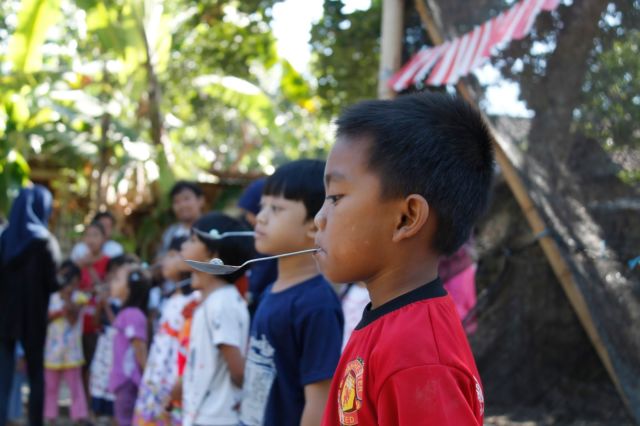 adek sabar membawa kelereng