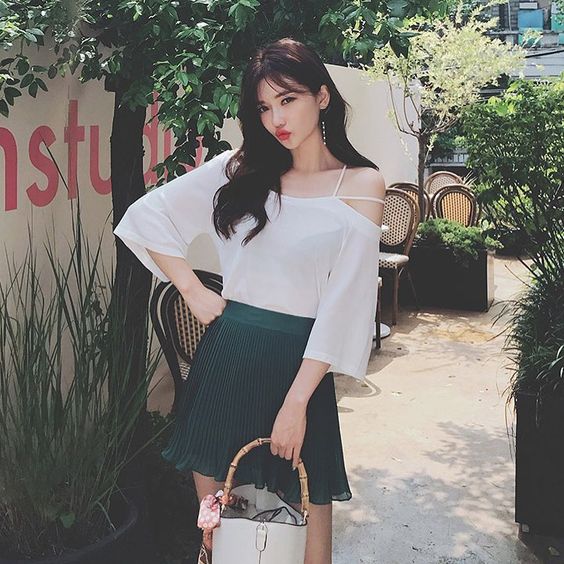 Mau Penampilanmu Jadi Trendi ala Cewek Korea? Coba Saja 10 Padu Padan A-line Skirt Berikut Ini