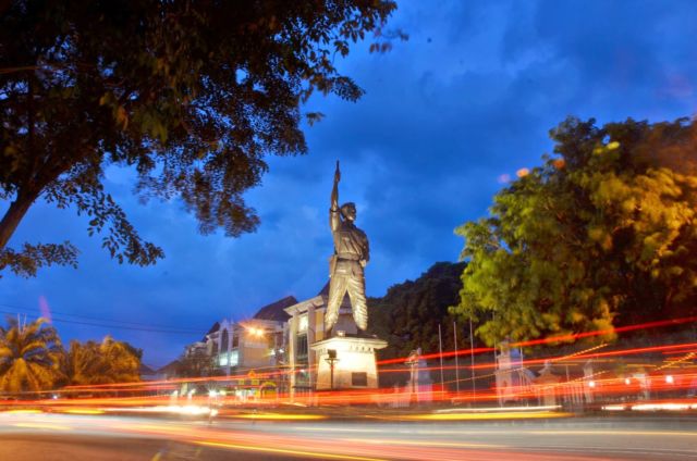 Patung Slamet Riyadi saat Senja Hari