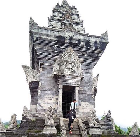 Candi menghadap ke arah Gunung Semeru