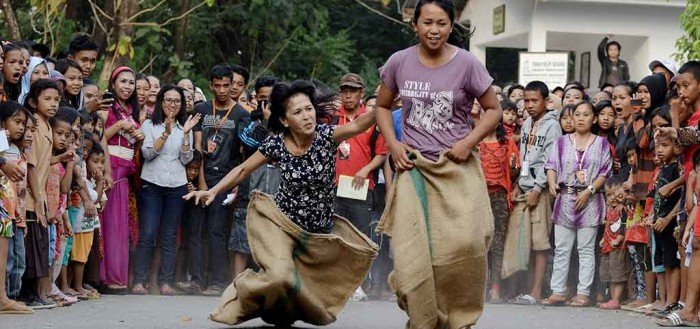 Bukan Cuma Rame-ramean Doang, Begini Asal-usul 5 Lomba Khas 17 Agustus yang Unik Abis