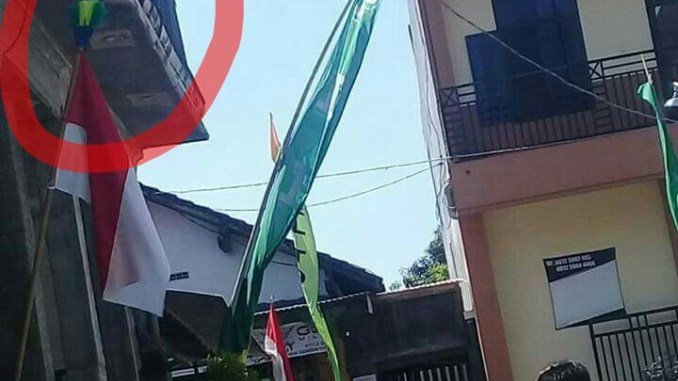 Seorang Warga Kibarkan Bendera Merah-Putih dengan Gagang Sapu. Bebas Sih Tapi Nggak Gini Juga Kali!