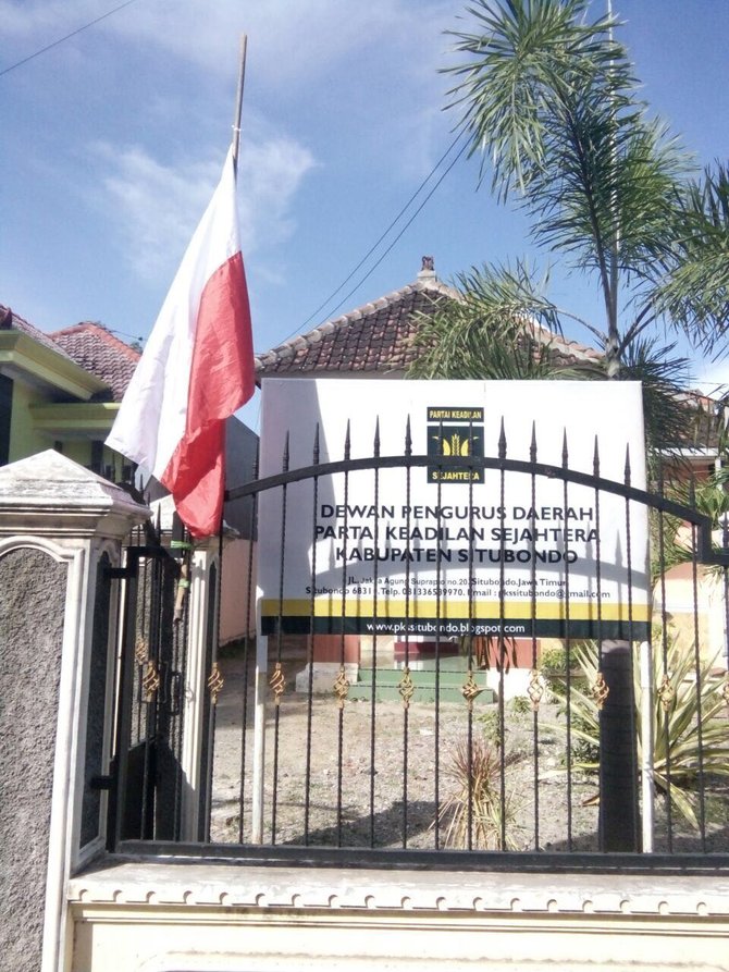 Seorang Warga Kibarkan Bendera Merah-Putih dengan Gagang Sapu. Bebas Sih Tapi Nggak Gini Juga Kali!