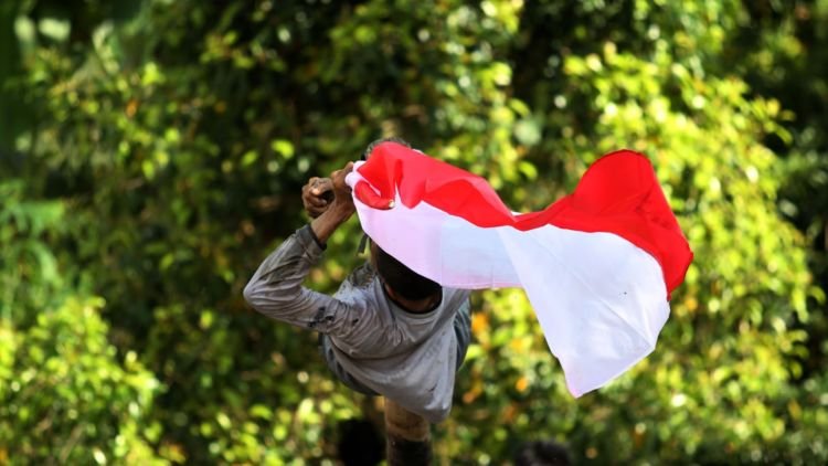 Seorang Warga Kibarkan Bendera Merah-Putih dengan Gagang Sapu. Bebas Sih Tapi Nggak Gini Juga Kali!