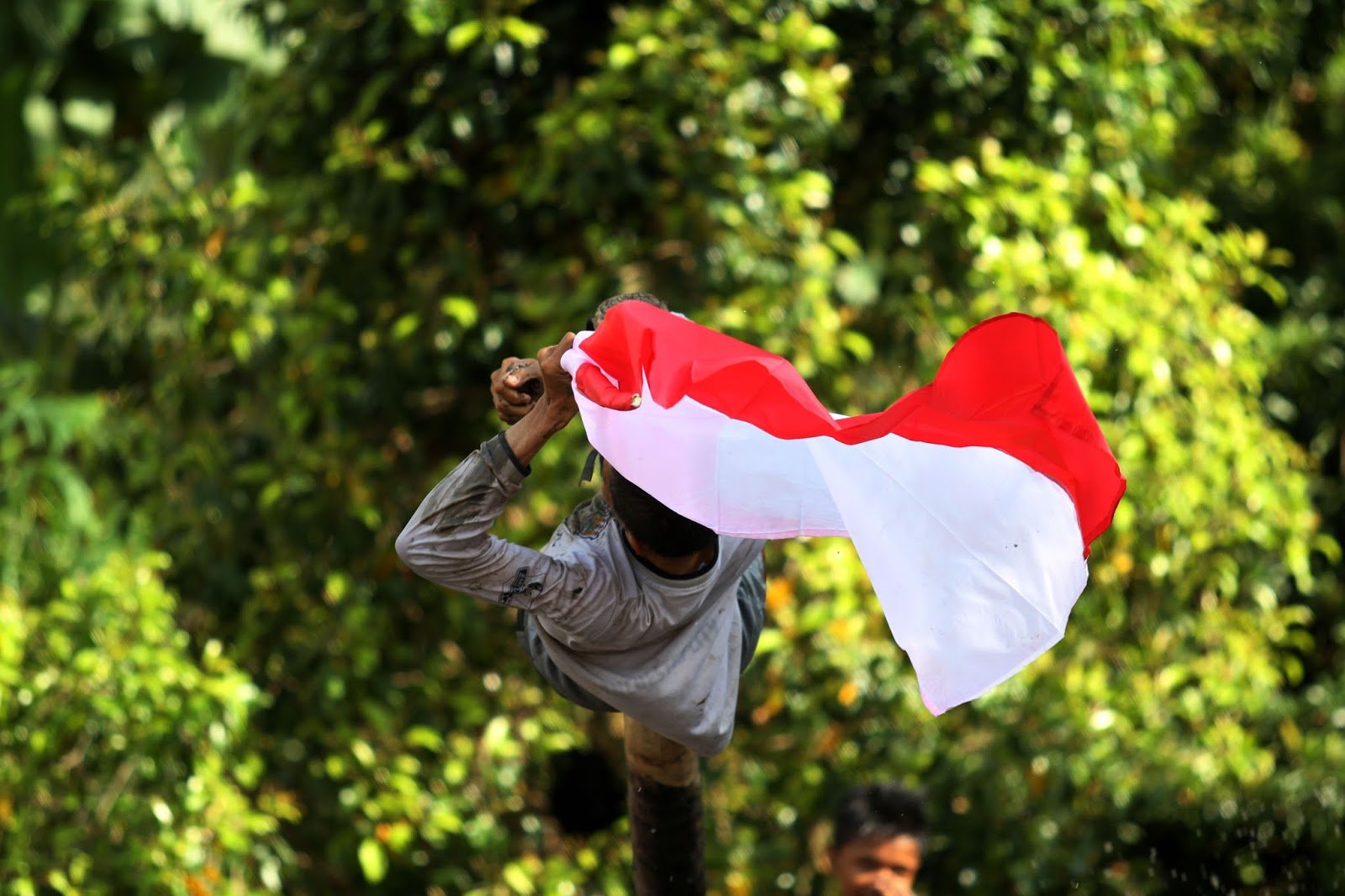 Seorang Warga Kibarkan Bendera Merah-Putih dengan Gagang Sapu. Bebas Sih Tapi Nggak Gini Juga Kali!