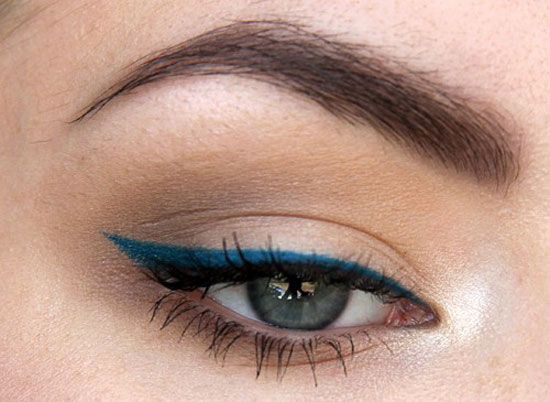 Ingin Pakai Eyeliner Berwarna Tanpa Terlihat Lebay? Akali dengan Cara Berikut Ini!