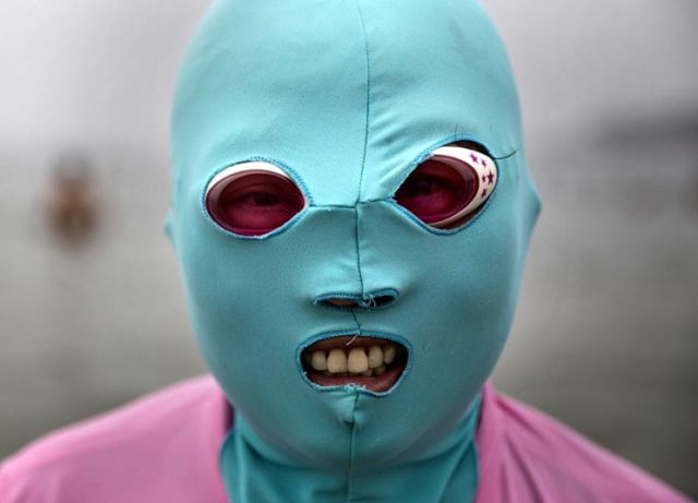 Facekini, Pakaian Renang yang Jadi Tren di China. Bentuknya Nyentrik dan Unik Banget Ya!