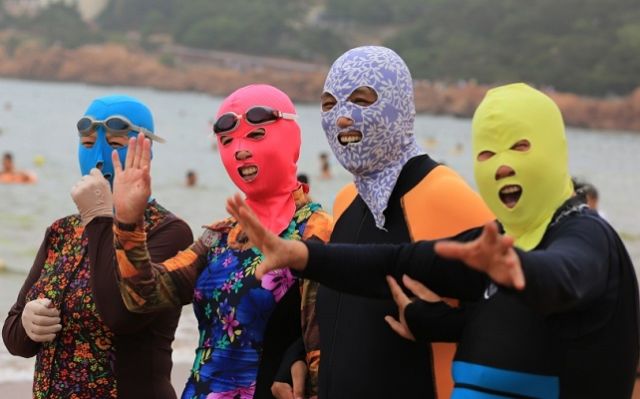 Facekini, Pakaian Renang yang Jadi Tren di China. Bentuknya Nyentrik dan Unik Banget Ya!