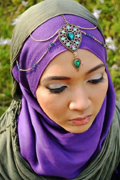 13 Inspirasi Style Hijab Menggunakan Headpiece untuk Kondangan. Bikin Penampilanmu Makin Menawan