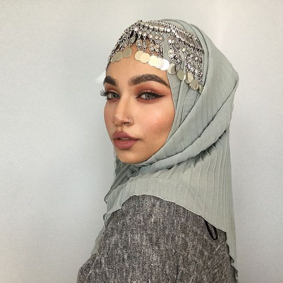 13 Inspirasi Style Hijab Menggunakan Headpiece untuk Kondangan. Bikin Penampilanmu Makin Menawan