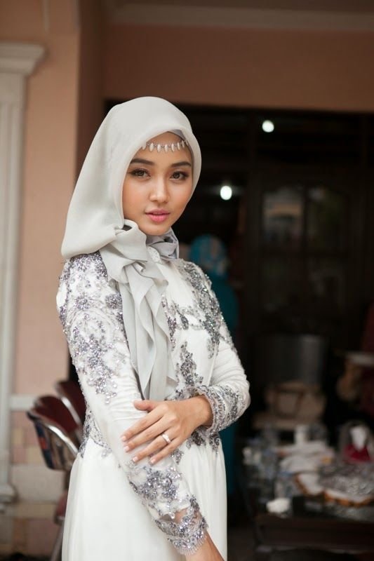 13 Inspirasi Style Hijab Menggunakan Headpiece untuk Kondangan. Bikin Penampilanmu Makin Menawan