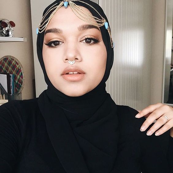 13 Inspirasi Style Hijab Menggunakan Headpiece untuk Kondangan. Bikin Penampilanmu Makin Menawan