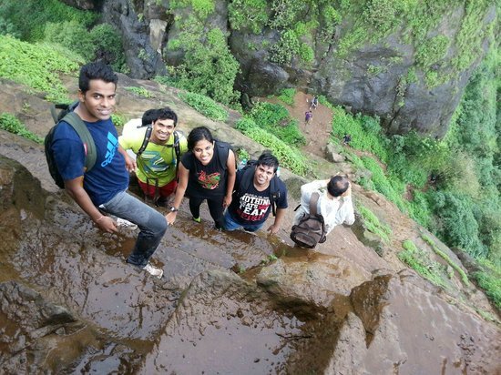 Kalavantin Durg, Benteng dengan Trek Tangga Curam Paling Berbahaya di Dunia. Ngilu Banget Liatnya!