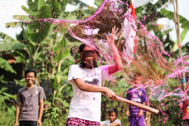 Lomba Pukul Air