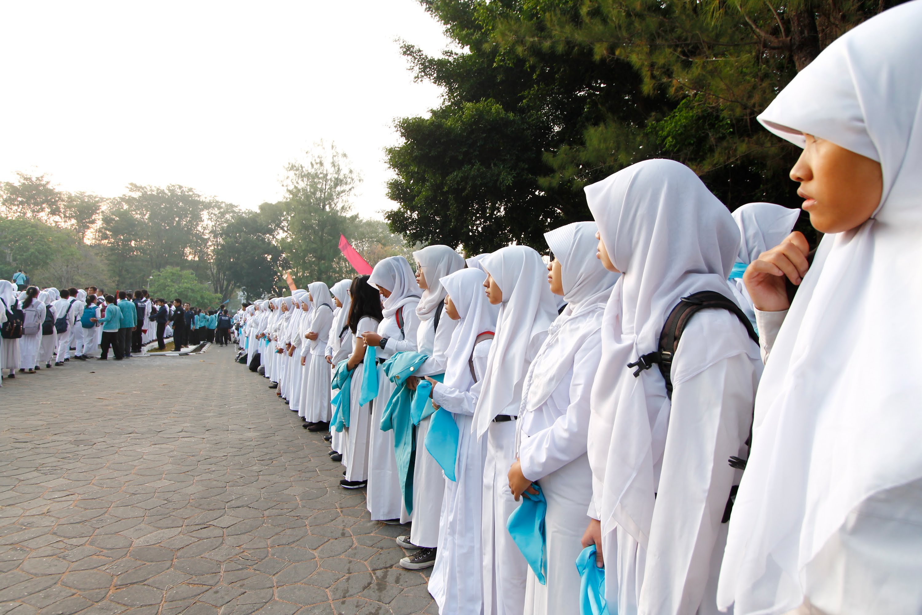 Mahasiswa Baru dari UNS Bikin Atraksi yang Pecahkan Rekor MURI. Selamat Tinggal Ospek Kuno!