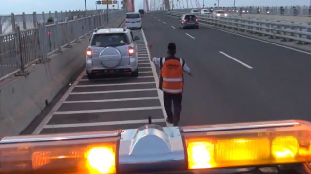 Kembali Tertangkap Kamera, Jalur Busway 'Dijajah' yang Tidak Berhak. Bahkan Berani Berlawanan Arah