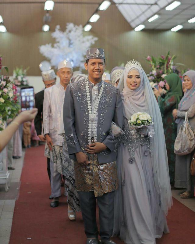 13 Inspirasi Gaun Pengantin Melayu Untukmu yang Berhijab. Sederhana, Sopan dan Tetap Menawan