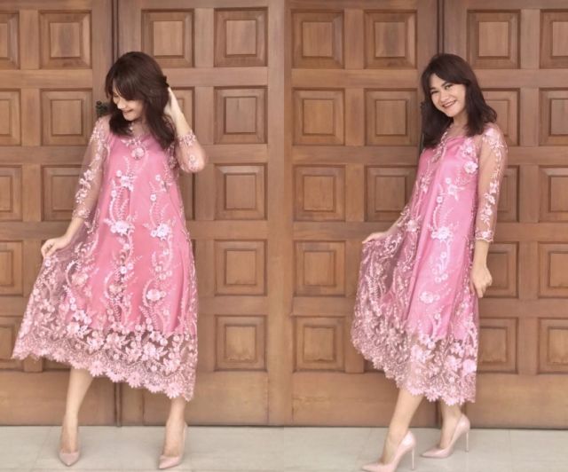 12 Inspirasi Loose Midi Dress untuk Acara Formal. Yang Satu Ini Jaminan Tidak Membentuk Lekuk Tubuh, Lho!