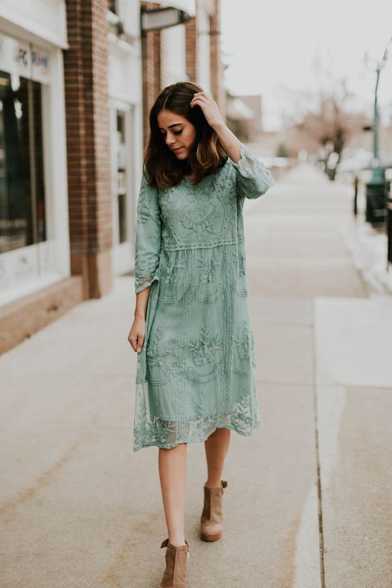 12 Inspirasi Loose Midi Dress untuk Acara Formal. Yang Satu Ini Jaminan Tidak Membentuk Lekuk Tubuh, Lho!