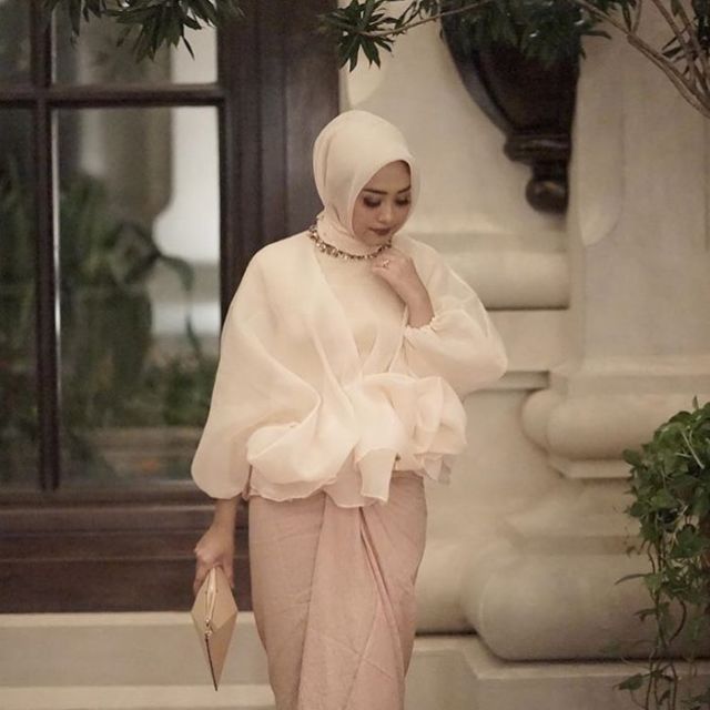 12 Inspirasi Atasan Berbahan Kain Kaca atau Organza Buat Pergi Kondangan, Spesial Untukmu yang Berhijab