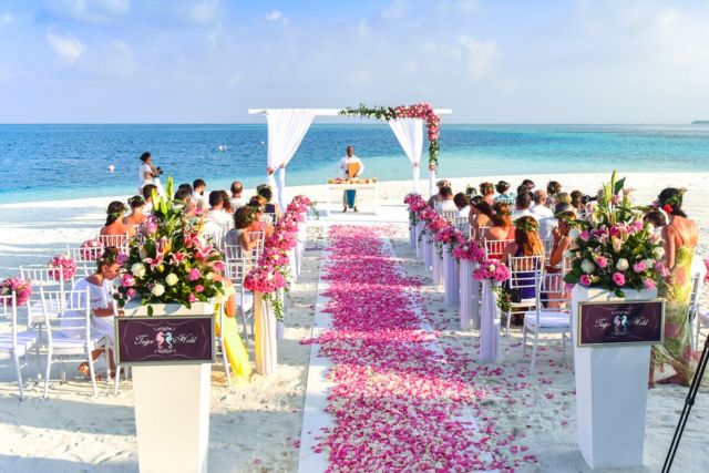 beach-wedding-ceremony-during-daytime