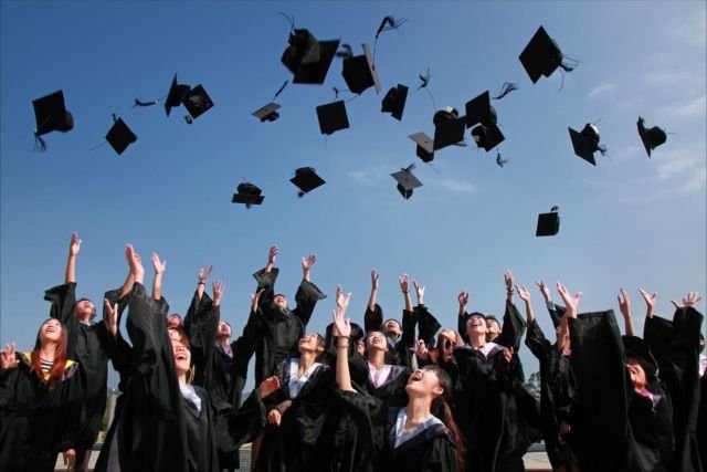 Wisuda Lempar Toga