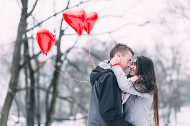 couple-with-heart-shape-balloon-in-winter