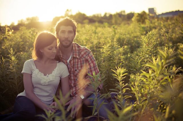 blur-couple-field-golden-hour