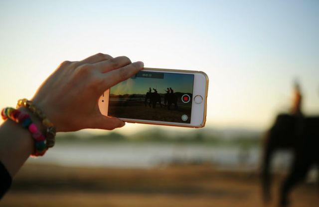 picture-smartphone-elephants-woman