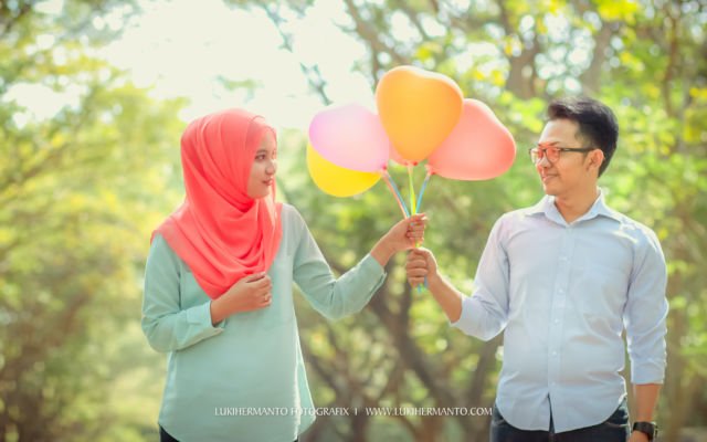 Biar Hasil Foto Prewedding Lebih Manis dan Berkesan, 14 Properti Sederhana Ini Bisa Kalian Gunakan