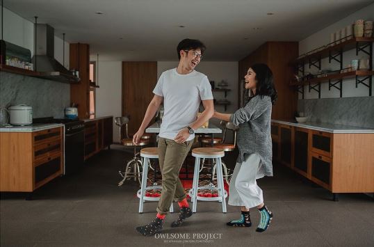 10 Inspirasi Prewedding Konsep Simpel Sambil Mengenakan Baju Kaos. Kalau Bisa Nyaman, Kenapa Harus yang Ribet?