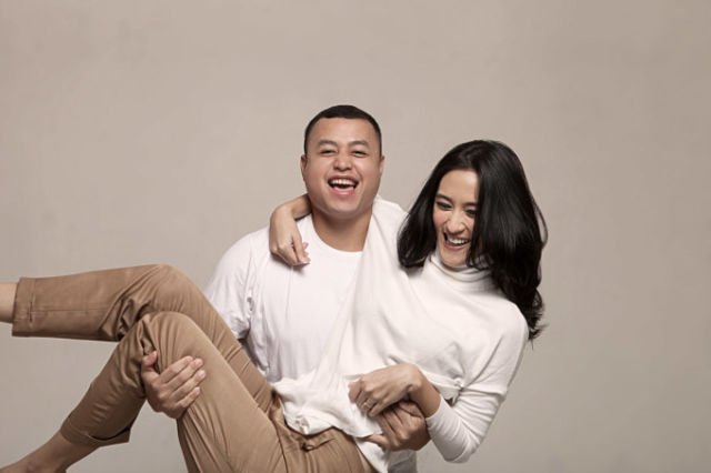 10 Inspirasi Prewedding Konsep Simpel Sambil Mengenakan Baju Kaos. Kalau Bisa Nyaman, Kenapa Harus yang Ribet?