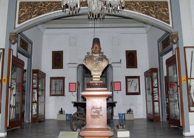 Bagian dalam museum Raditya Pustaka