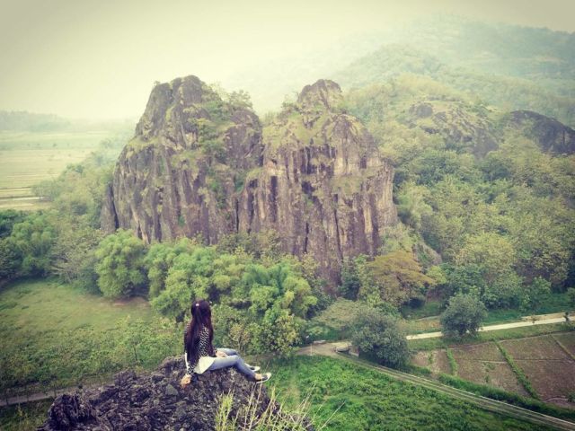 Dari tebing puncak Gunung Sepikul