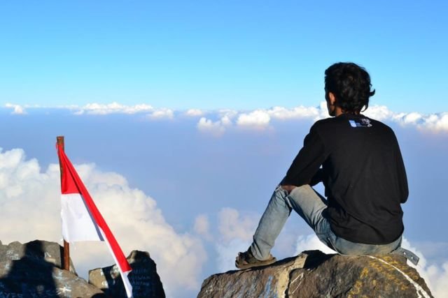 Kabar Duka Datang dari Gunung Semeru. Seorang Pendaki Meninggal Terkena Longsoran Batu!