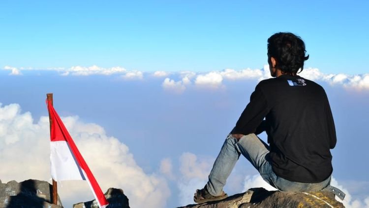 Kabar Duka Datang dari Gunung Semeru. Seorang Pendaki Meninggal Terkena Longsoran Batu!