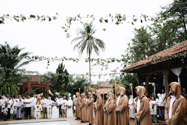 Pernikahan Bertema Game of Thrones dengan Latar Rustic Ini Jadi Sorotan. Unik dan Mengesankan!