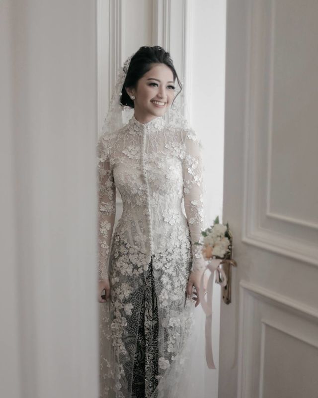 20 Inspirasi Model Kebaya  Putih untuk Akad Nikah  Demi 