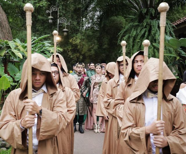 Pernikahan Bertema Game of Thrones dengan Latar Rustic Ini Jadi Sorotan. Unik dan Mengesankan!