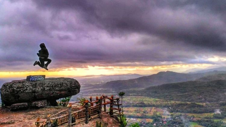 Destinasi Selo Langit Watu Payung yang Menyuguhkan View Apik Kota Jogja