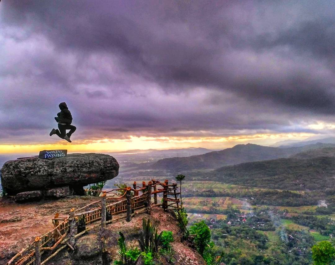 Destinasi Selo Langit Watu Payung yang Menyuguhkan View Apik Kota Jogja