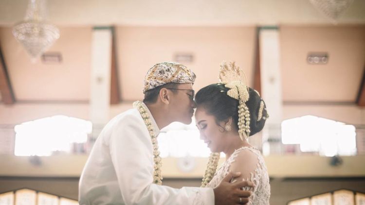 Nikah Dulu Baru Pacaran, Karena Pacaran yang Halal Itu Jauh Lebih Menyenangkan!