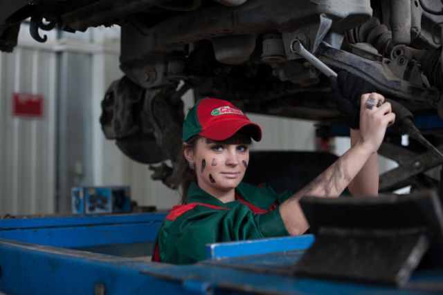 Aku giat bekerja, mereka berwisata