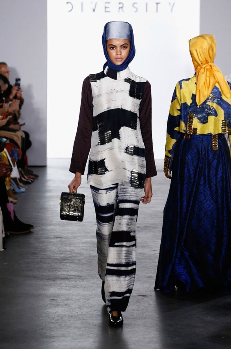 Dian Pelangi Pamerkan Koleksinya di New York Fashion Week. Baju Muslim Bisa Sekeren Ini, Hebat!