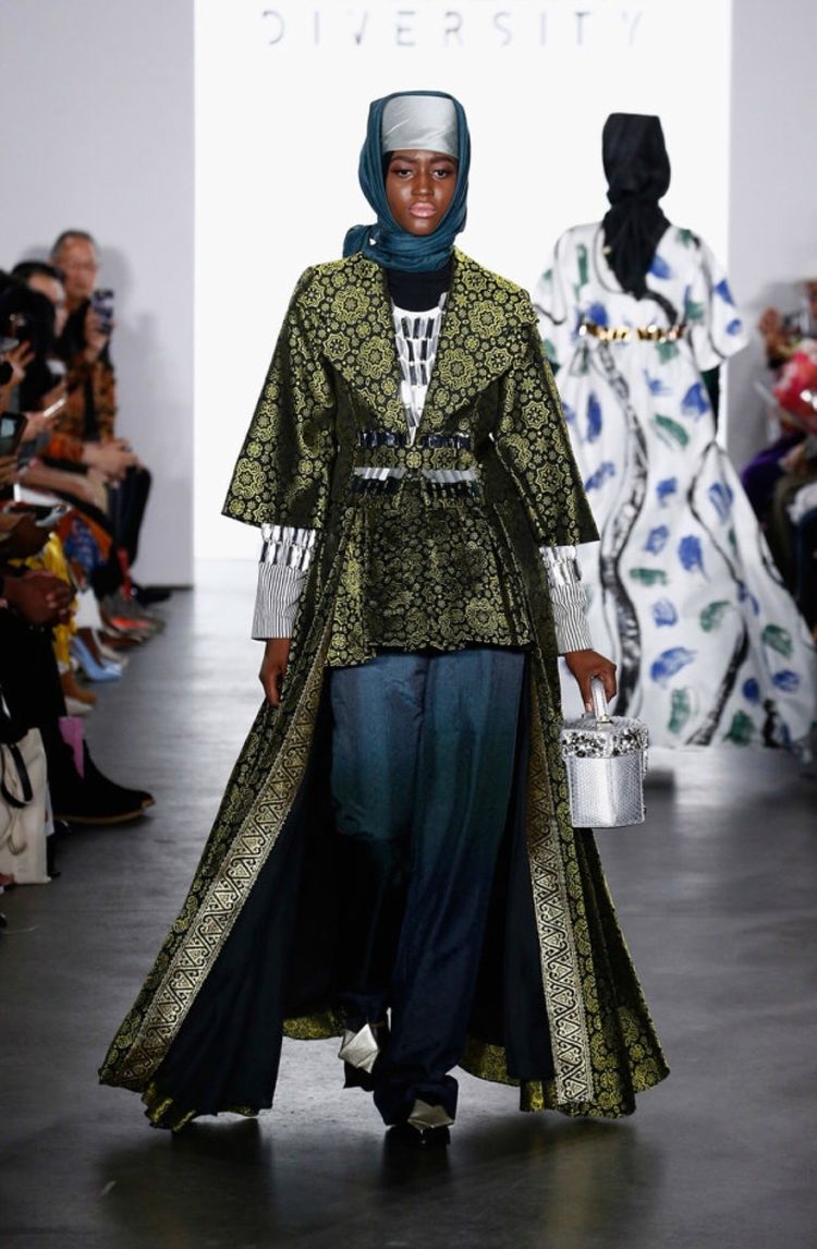 Dian Pelangi Pamerkan Koleksinya di New York Fashion Week. Baju Muslim Bisa Sekeren Ini, Hebat!