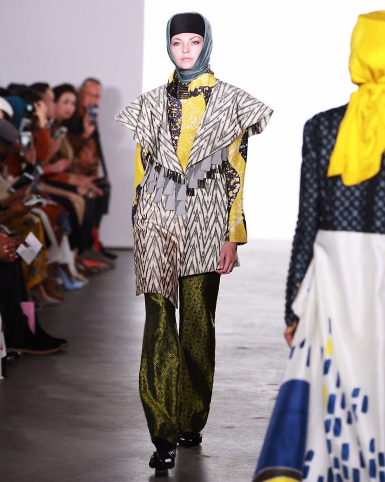 Dian Pelangi Pamerkan Koleksinya di New York Fashion Week. Baju Muslim Bisa Sekeren Ini, Hebat!