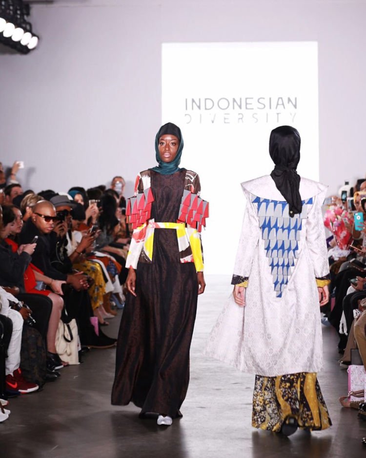 Dian Pelangi Pamerkan Koleksinya di New York Fashion Week. Baju Muslim Bisa Sekeren Ini, Hebat!