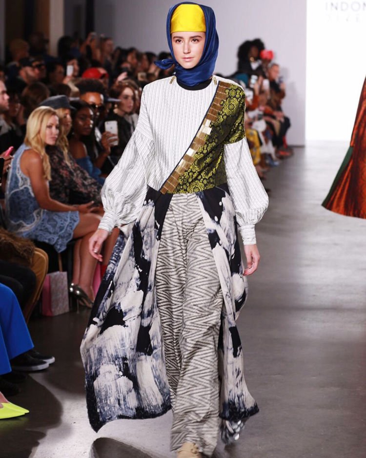 Dian Pelangi Pamerkan Koleksinya di New York Fashion Week. Baju Muslim Bisa Sekeren Ini, Hebat!