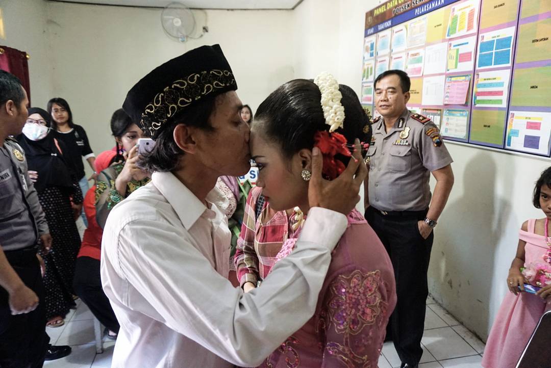 Kalau Memang Belum Siap, Menikah Bisa Ditunda. Jangan Sampai Nikah di Kantor Polisi Seperti Ini, Ya!